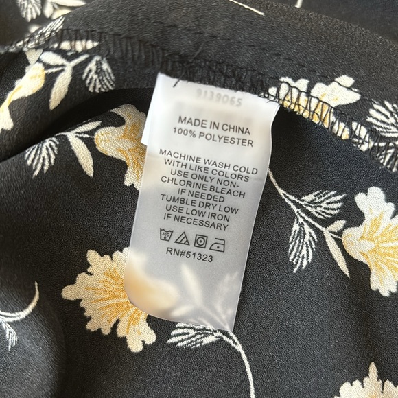 Vince Camuto flower sleeveless v-neck blouse - Picture 5 of 5